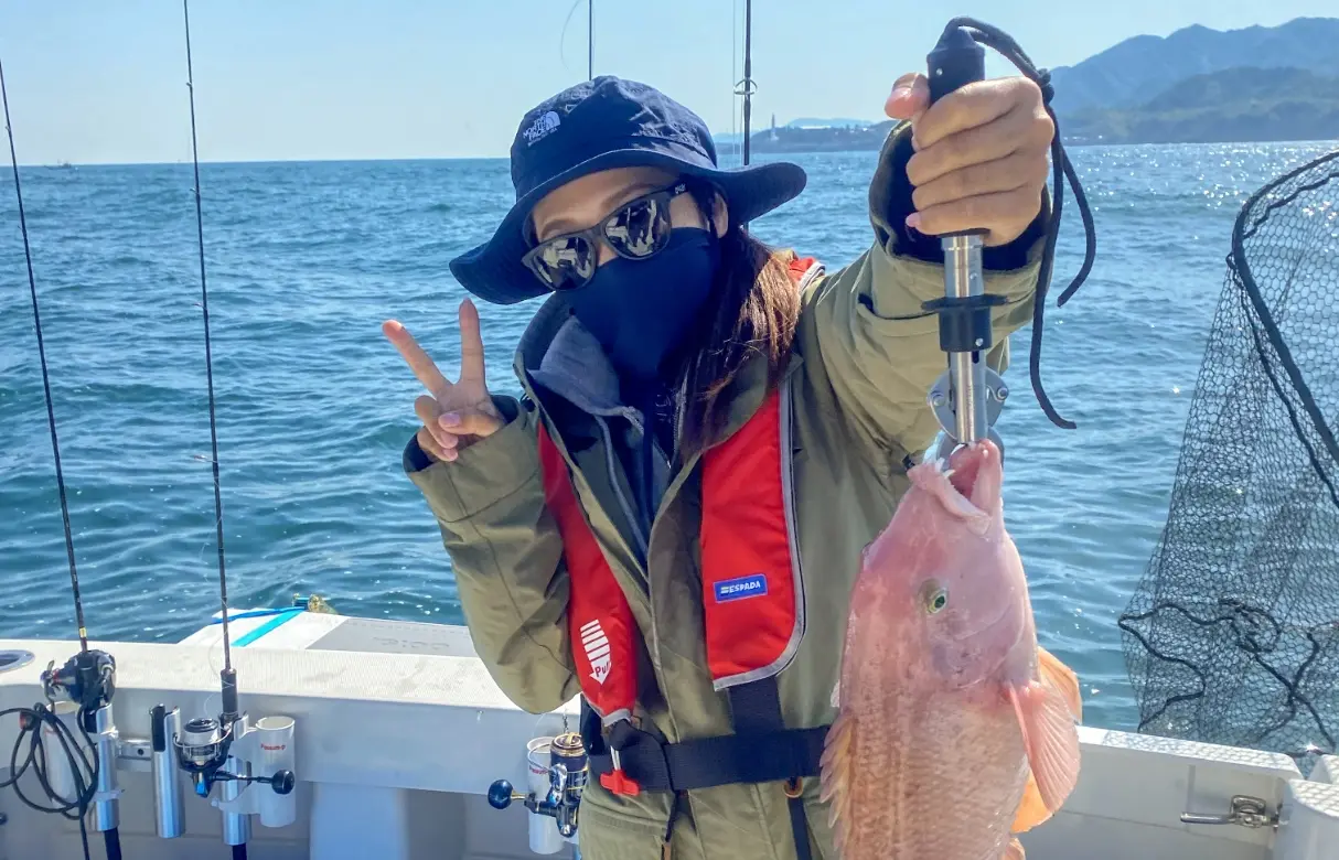 船の上から出雲の海で釣りをしている