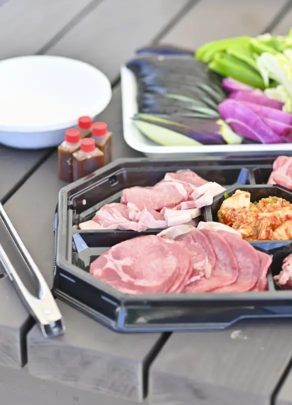 お肉をはじめ美味しそうな食材が並んでいる