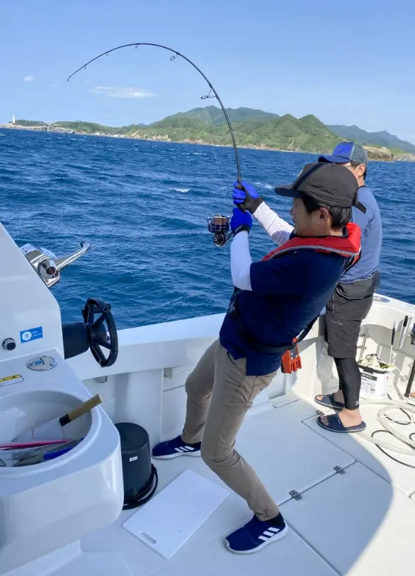 遊漁船で釣りを楽しんでいる画像